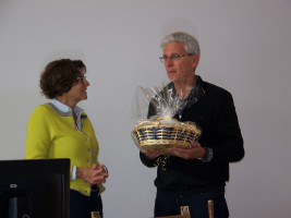 Herbert Salzmann bedankt sich bei Dr. Sigrid Meierhofer