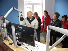 Martin Ansorge erklärt die Technik bei Radio Oberland