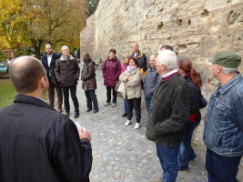 Vor der Weilheimer Stadtmauer