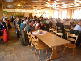 Der gut gefüllte Saal in der Post in Raisting